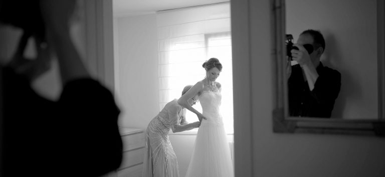 Moment discret pendant les préparatifs d’un mariage