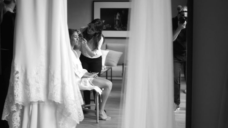 Équipe filmant discrètement pendant les préparatifs